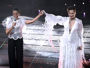  Noa e Mira Awad, hanno cantato sul palco dell'Ariston durante Sanremo 2025 Imagine di John Lennon, in inglese, arabo ed ebraico. (foto  ANSA)