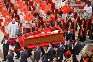 Un momento della traslazione del feretro di papa Francesco a San Pietro (Reuters)