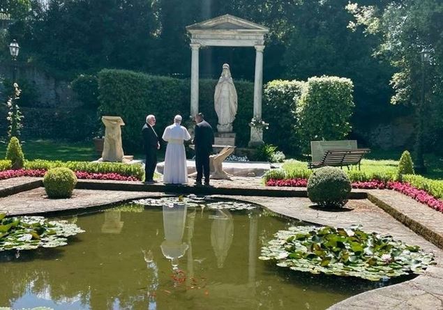 Pope Leone and the visit to the village
