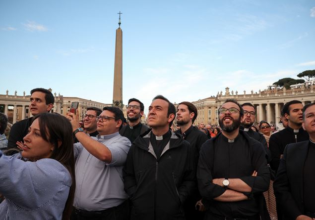 Between pilgrims and curious in the square in turmoil: “We cheer Pizzaballa”. Then the roar for