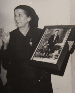 Francesca Serio con la foto del figlio.