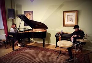 Marinita si esibisce al pianoforte con il percussionista Orhan Agabeyli.