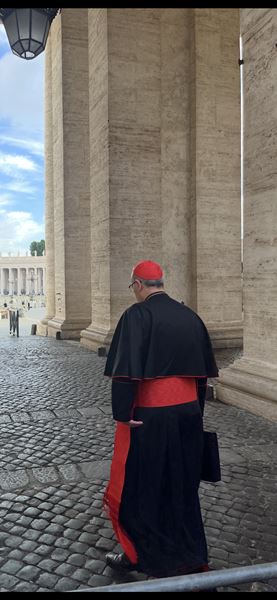 Il cardinale Pizzaballa stamattina verso le riunioni dei porporati