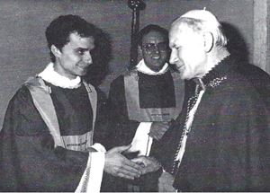 Un giovanissimo Prevost con papa Karol Wojtyla. Un giovanissimo Prevost con papa Karol Wojtyla.