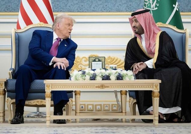 Trump in the Gulf: friendship, golden business and a caress in Syria