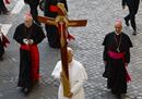 Il Papa porta la Croce e attraversa la Porta Santa per il Giubileo della Santa Sede