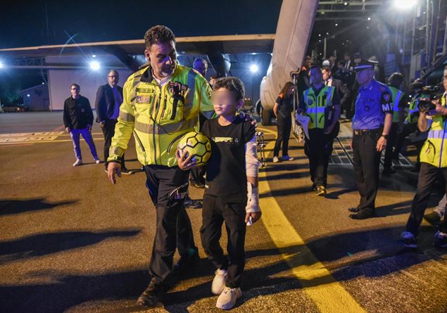 The escape from Gaza, the arm to be cured and a ball as a gift. Adam’s life starts again in Milan