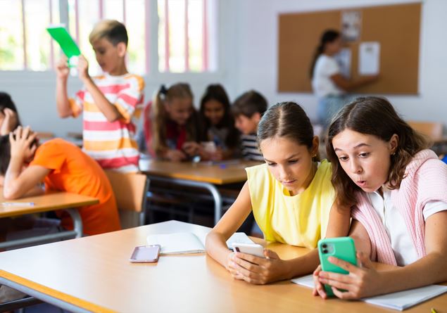 Prohibit smartphones at school? It is the best measure for teenagers of the third millennium