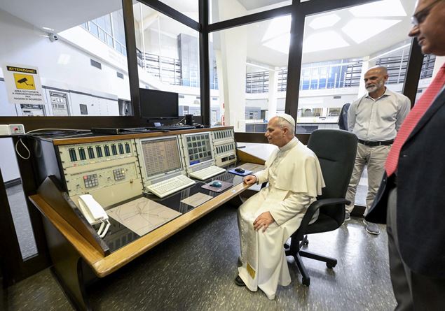 The Pope celebrates’ 43 years of priesthood by visiting the center of the Vatican radio