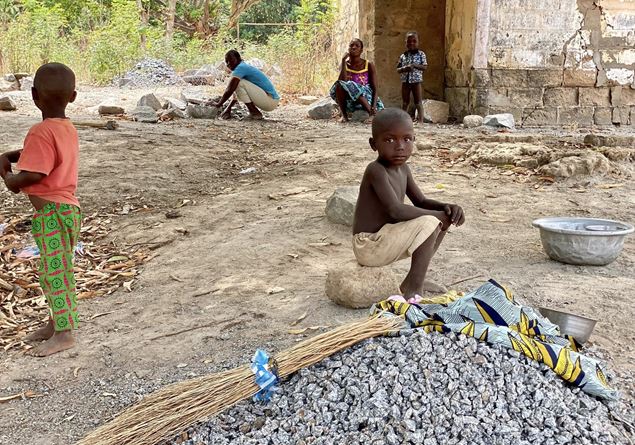 ‘Lazare. Dreams of a Concasseur ‘, the Children Spaccapietre del Benin in a book