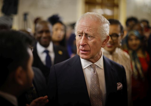 The plans of King Carlo: the children gathered for his funeral