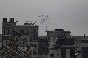 Aiuti umanitari paracadutati su Gaza da parte degli Emirati arabi (foto Ansa).