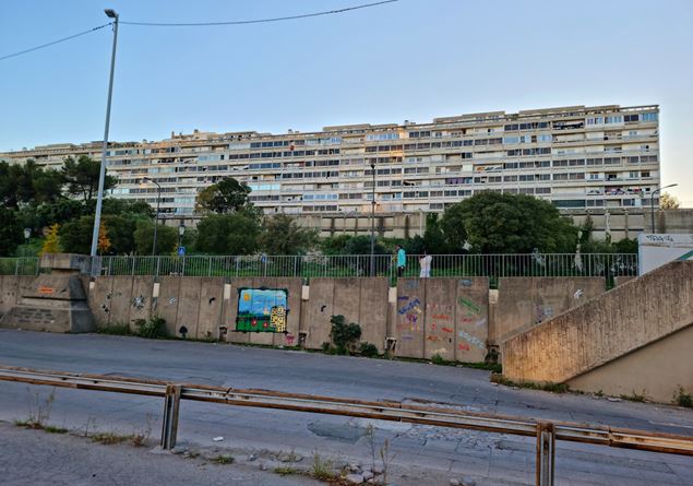 Nimes, a city under siege: the mayor decrees the curfew for minors