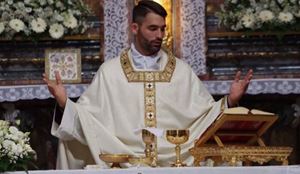 Don Matteo Balzano durante la celebrazione della Messa