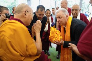 His Holiness The Dalai Lama and Filippo Scianna Ubi © Tenzin Choejor & Ven. Zamling Norbu_ufficio of his holiness the Dalai Lama His Holiness The Dalai Lama and Filippo Scianna Ubi © Tenzin Choejor & Ven. Zamling Norbu_ufficio of his holiness the Dalai Lama