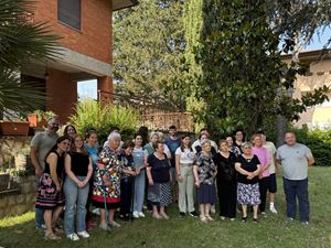 Foto di Luca Cereda © Casa Bice all'esterno con le anziane signore e i ragazzi degli oratori della zona. A destra del gruppo, Ivano Zoppi, presidente di Pepita onlus