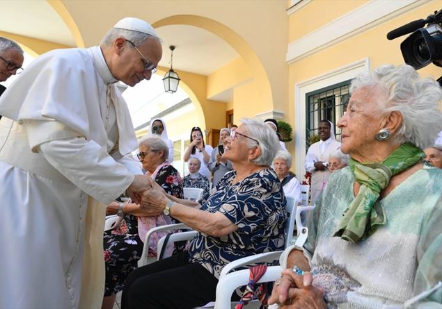 The Pope visiting the elderly of the house of the shirtless Santa Marta: “You are signs of hope”