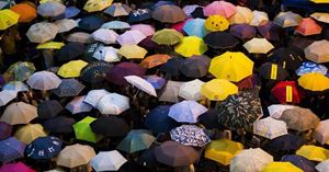 Protests with umbrellas in Hong Kong © Ansa