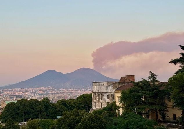 Flames on Vesuvius, Lava on Etna: Italy of volcanoes in alert