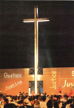 La Croce costruita e installata accanto al palco papale per la Gmg del 2000 a Tor Vergata