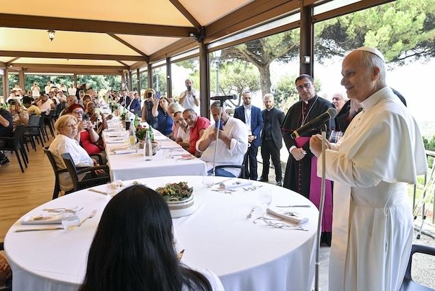 The photos of the lunch with Pope Leo at Borgo Laudato yes