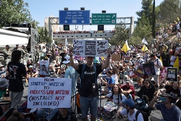 In Gaza you die of hunger, in Israel you take to the streets. But the Tel Aviv government does not go back