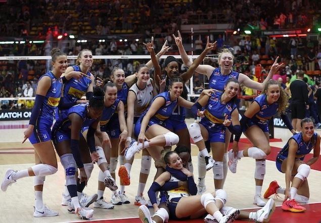 Velasco and the blue: journey into the secret of an unbeatable team