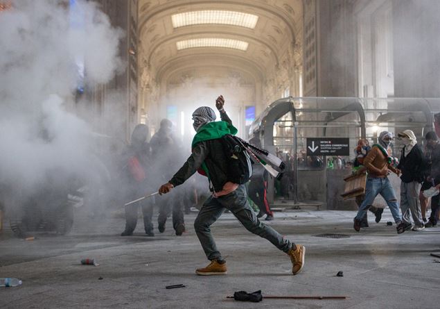 Milan, chaos at the central station: the protest for Gaza ends up in clashes
