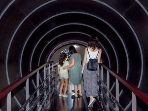 A family in view of the Shoah Memorial at the Milan Central Station